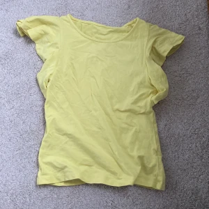 Gul volang topp - Säljer denna mjuka volang toppen för 15kr
