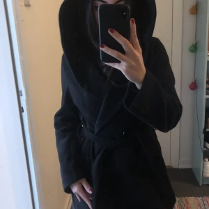 Svart kappa med huva  - Svart kappa med huva från Zara, storlek XS men passar S🖤