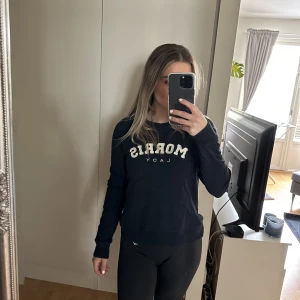 Sweatshirt Morris - En jättefin sweatshirt från Morris Lady. Fint skicka pga använd sparsamt. Ordinarie pris 1200 kr 