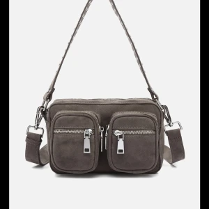 Noella grå väska  - Säljer min fina noella väska som inte kommmer till användning. Är i ett sparsamt skick, ser knappt använd ut✨