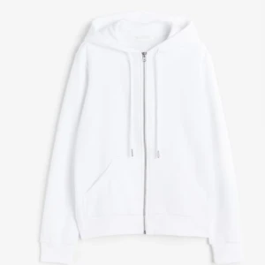 Vit kofta - Säljer denna vita koftan för fick 2st i present. Den är använd 2 gånger och i nyskick. Pris kan diskuteras. Vill ni ha fler bilder så är det bara att fråga❤