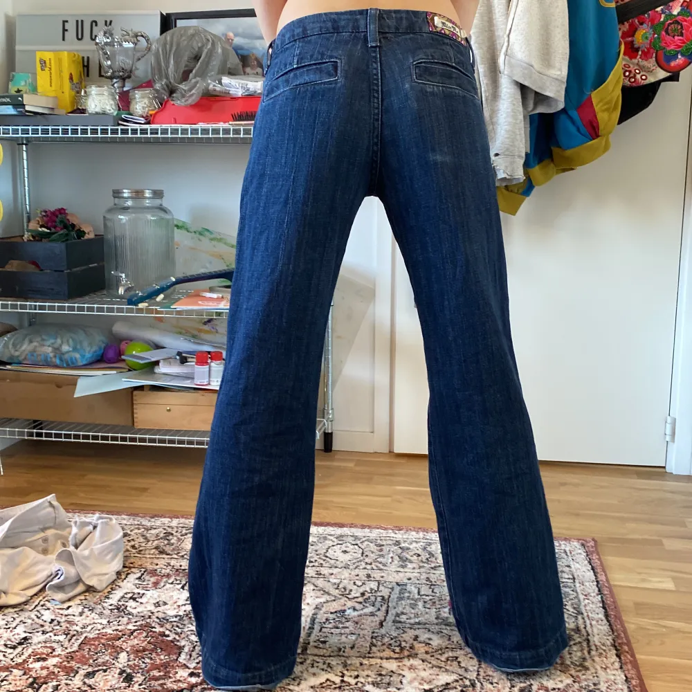 Lågmidjade bootcut Miss Me jeans, inte använda så mycket. Ca storlek 36/38 eller S. Lite för långa på mig som är 163. Skriv för flera bilder. Jeans & Byxor.