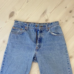 Levi’s shorts  - Säljer dessa lite längre Levi’s shorts som är i väldigt fint skick men tyvärr blivit försmå.  