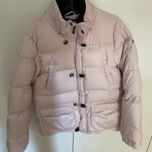 Jacka  - Säljer denna jättefina jacka från boomerang i fint skick, knappt använd, inga defekter på.  Storlek XXL men sitter som en S. Passar till både höst & vinter! Dm för fler bilder eller frågor💐