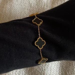 armband med fyrklöver - oanvänt pris kan diskuteras vid snabbaffär 