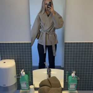 Kort kappa - Säljer denna populära kortakappan ifrån vero moda, i gott skick, strl xl men sitter som en S på mig som vanligtsvis bär S, är 175 ungefär, man får plats med en tjockare tröja under🥰perfekt till höst men även vinter! Antagbart band i midjan