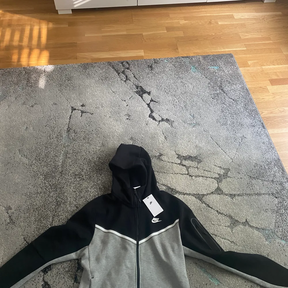 Nike tech fleece svart grå  Prislapp på Storlek M  . Tröjor & Koftor.