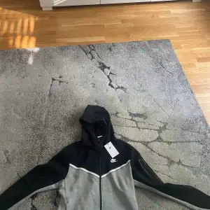 Nike tech fleece svart grå  Prislapp på Storlek M  