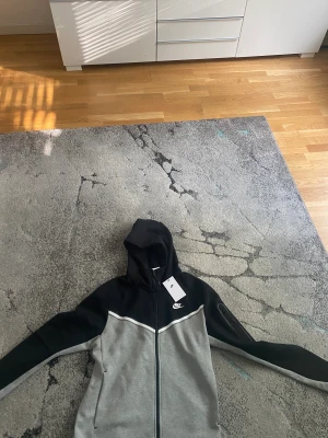 Nike tech fleece svart grå - Nike tech fleece svart grå  Prislapp på Storlek M  