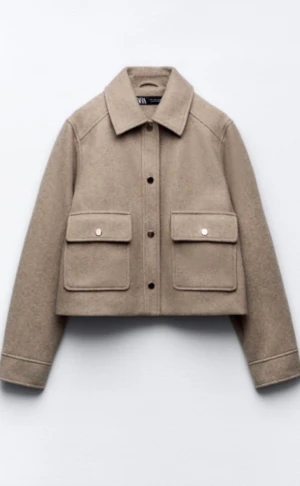 Kort jacka💓 - Säljer min jacka från zara💓Den är i jättebra skick och använd fåtal gånger. Kom privat för egna bilder. Köpare står för frakt💓