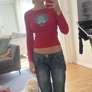 Tröja  - Röd tröja med flodhäst på både framsida och baksida. Liten i storleken då jag tror den är från baby avdelningen. Funger dock perfekt på mig som är en xs-s!
