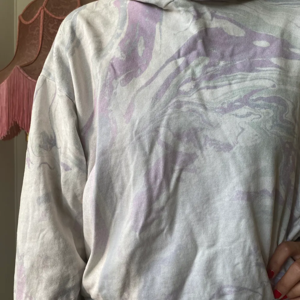 Superfin hoodie med ljuslila-grått marmor-mönster. Använd men bra skick💜. Hoodies.