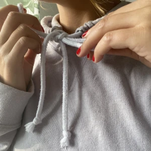 Lilagrå hoodie - Superfin lite croppad hoodie, mycket älskad men fortfarande fungerande skick💜