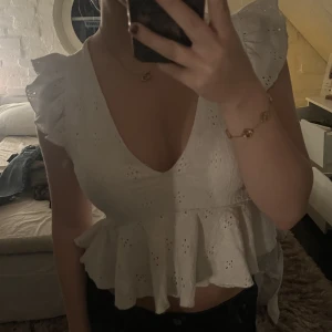 Vit topp - Gullig topp, använd men inga specifika defekter💕
