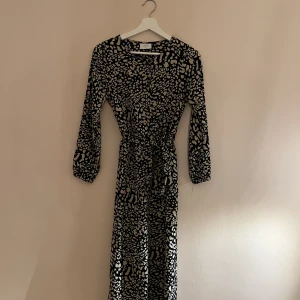 Jumpsuit kidsbrandstore - Köpt från kidsbrandstore, märket är grunt. Använd fåtal gånger. Storlek M men passar XS-S. 