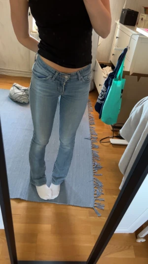 Lågmidjade levis  - Säljer mina blåa lågmidjade levis jeans som e använda en del, köpte dom här på Vinted för ett år sen💗 Säljer för 300kr plus frakt💗