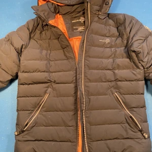 Pelle p jacka - Snygg Pelle P jacka i nyskick. Storlek S men passar m också. Nypris 3500kr