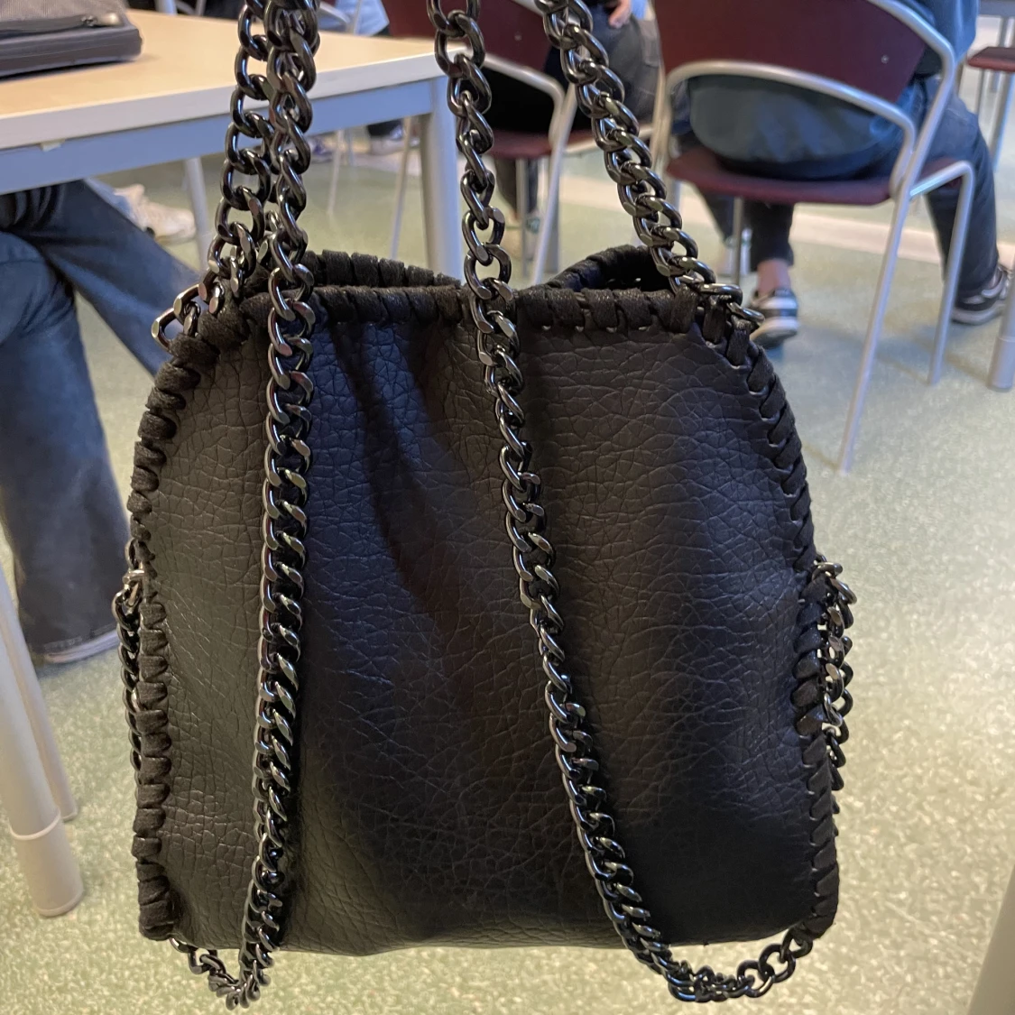 Svart väska med kedja  - 90
