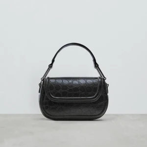 Väska  - Svart väska från Zara, får med sammanhängande axelband, liten ficka på insidan, silverdetaljer 