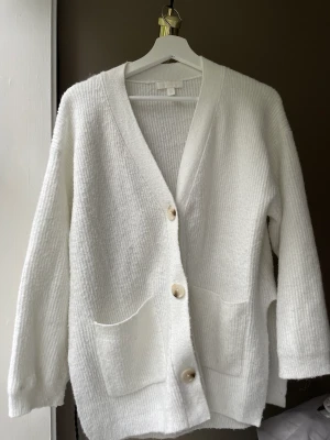 H&M kofta  - Vit kofta me marmorerade knappar. Mysig oversized tröja i storlek S, passar även mig som är en M.  Två stora rymliga fickor på sidorna, varsin liten slits på sidorna. Som tidigare har nämnts väntar flytt och behöver bli av med lite kläder snabbt. Billigt 