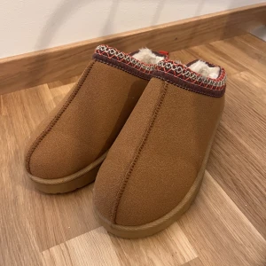 Tofflor  - Fina och sköna tofflor, aldrig använda förutom provade. Storlek 39 men sitter som en 38