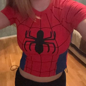 Spiderman topp - Strl 122/128 Jag har xs och den sitter bra på mig  Använd gärna köp nu  