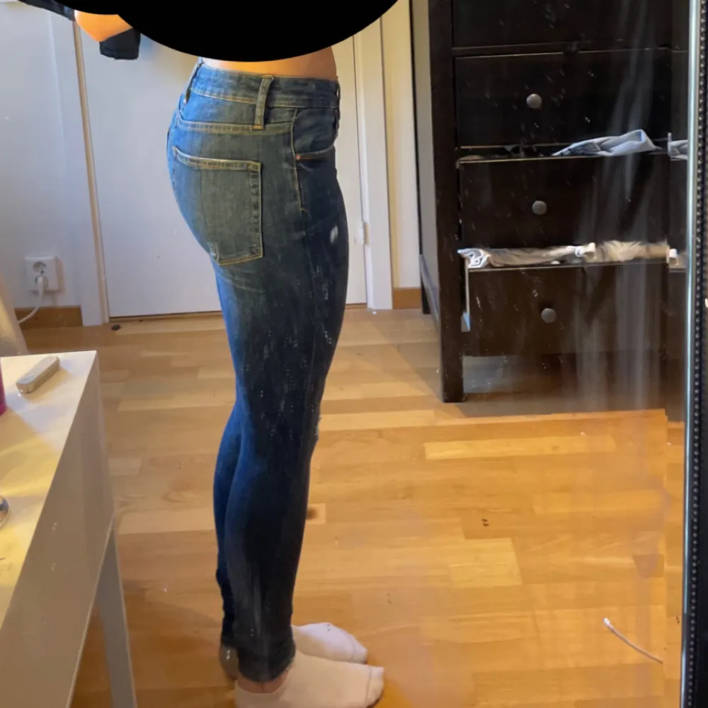 En par tajta lågmidjade jeans med hål vid knäna!. Jeans & Byxor.