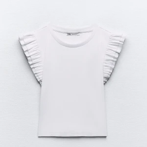 Volang t shit zara - Det är en volang t shirt från zara! Som är nästan helt oanvänd! Den är använd 1 gång. Å är därmed i väldigt fint skick å är tjat. 