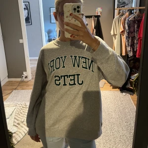 H&M collegetröja  - Säljer min tröja från Hm. Använd ett fåtal gånger. Den är väldigt mjuk och skön och lite oversized (storlek S)