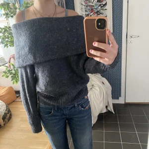 Off shoulder stickad tröja - Varm och mysig stickad off shoulder tröja, går att justera lite hur den ska sitta. Säljer då den inte kommer till användning, skriv vid frågor eller fler bilder!💓