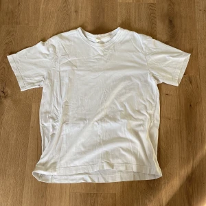 Vit t-shirt  - Vit ARKET t-shirt. 