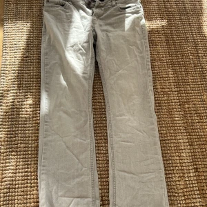Låg midjade jeans - Jättesöta gråa lågmidjade jeans!!! Skriv vid funderingar!🥰