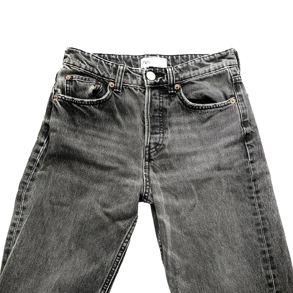 Straight Mid Waist Jeans från Zara som inte används, gissar att jag köpte dom för 349kr något sånt 🤍⭐️. Jeans & Byxor.