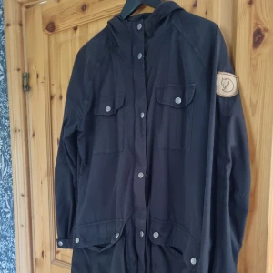 Fjällräven - Jacka begagnat helt skick, svart strl M Greenland light woman. Nypris ca 3000 kr. Hund i hemnet. Det svarta är inte lika svart längre men den är fortfarande superfin å hel.