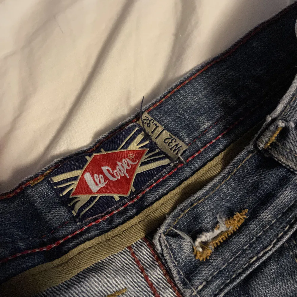 Snygga Lee Cooper jeans köpta här på plick men de va tyvärr för små, säljer därför dessa❤️ om ni vill ha mer info så är de bara att skriva🫶🏼 kan mötas upp i trelleborg, vellinge eller malmö annars står köparen för frakten. Jeans & Byxor.