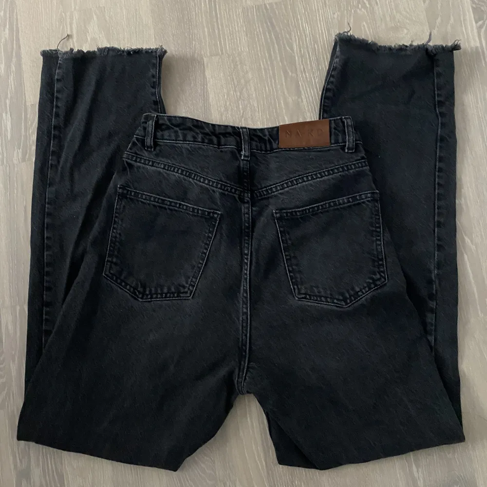 svarta jeans från NA-KD. De ser lite skinny ut på bilderna men det är de inte🥰 skriv privat för fler bilder! 🤍. Jeans & Byxor.