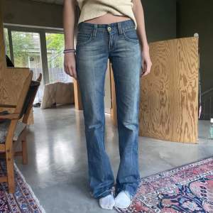 Lågmidjade och såå långa Levis jeans! Innerbenslängd: ca 88cm  Midjemått (mätt rakt över jeansen): ca 36cm