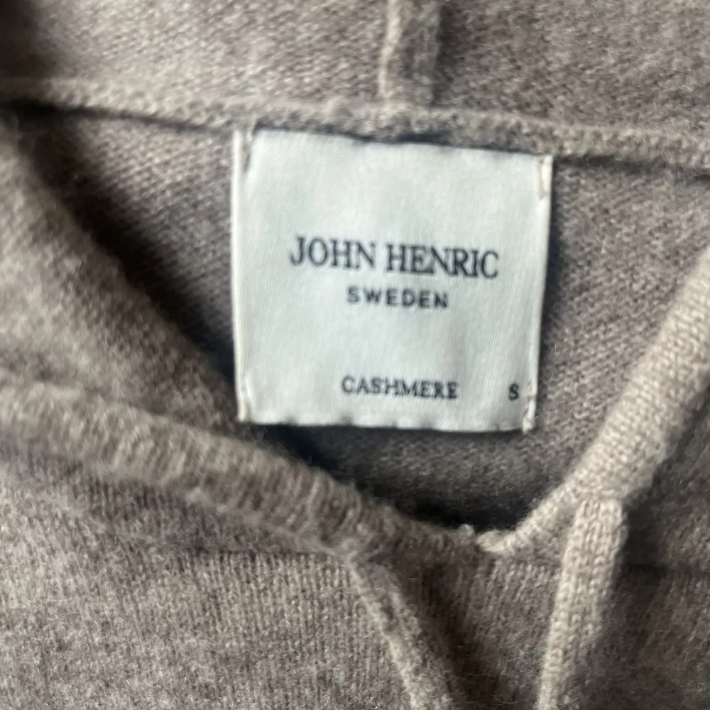 Säljer nu min as snygga Kashmir hoodie från John Henric. Inga defekter och knappt använd. Ordinarie pris 1899kr. Mitt pris 950kr. Hör av dig vid eventuella frågor😊. Tröjor & Koftor.