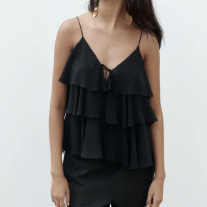 Linne från Zara - Jättefint linne från Zara som är perfekt för utgång, helt oanvänt. Nypris är 329