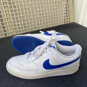 Nike Court Vision - Super fina nike skor i nyskick. Endast använt 3 gånger då de är för stora. 