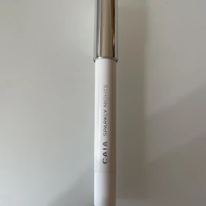 Caia ögonskuggepenna - Ögonskuggepenna från CAIA. Oanvänd men öppnad därav smuts på sidan💗 