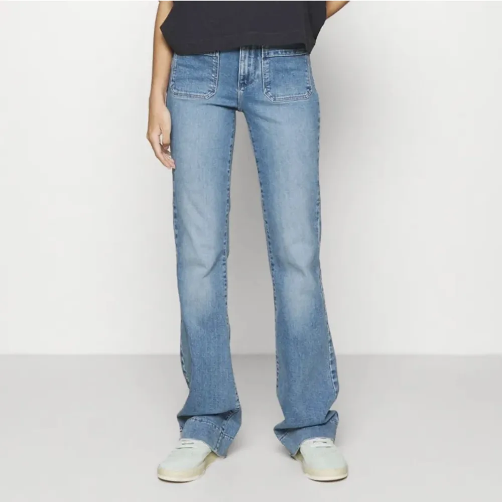 Superfina jeans från Wrangler med fickor framtill 💗modellen ”flare” . Jeans & Byxor.