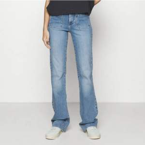 Superfina jeans från Wrangler med fickor framtill 💗modellen ”flare” 