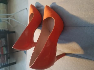 Orangea pumps  - Festskor i Storlek 38. Material av Lack och sammet. Sparsamt använda. 