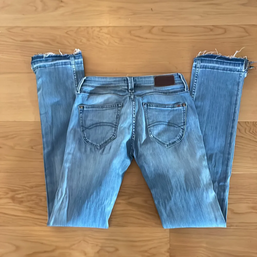 Sååå snygga jeans från Tommy hilfiger. Strl 25/32 i jättebra skick.  Passar tyvärr inte längre mig  i storlek. . Jeans & Byxor.