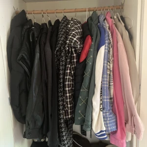 MASSA JACKOR/västar - Massvis med jackor/ västar från zara, monki mm! Skickar enstaka bilder vid intresse!❤️‍🔥