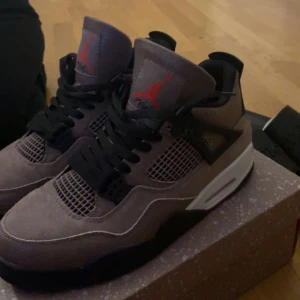 Jordan 4  - knappast använda 2 gånger, Precis som nya, köpa på (Merch Of Sweden) ✅Storlek 44, Kan nog funka på 43or, Först till kvarn✅ Självklart Äkta inga konstigheter✅ (Hjälper min Kille att sälja dem, kan tänka mig att sänka lite också)