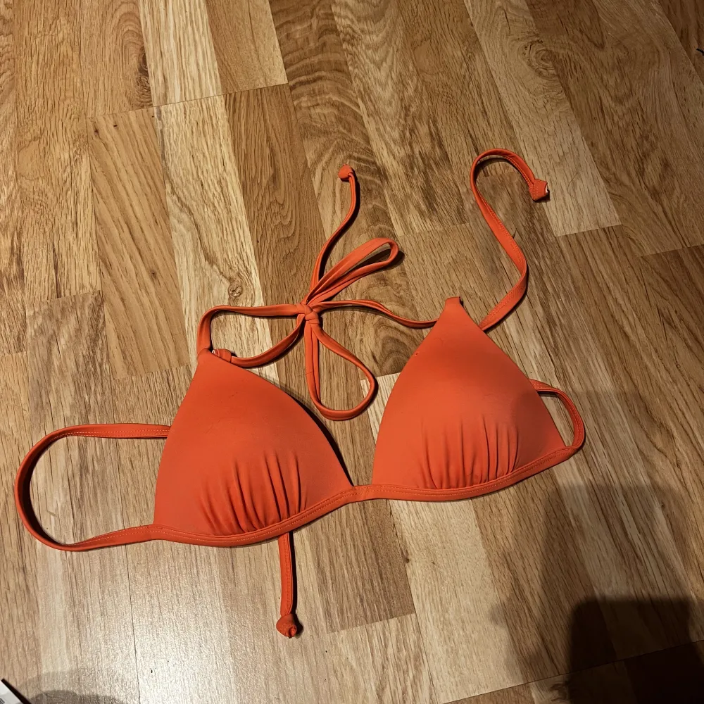 Korall Orange Bikini Topp. Liten i storleken. . Accessoarer.