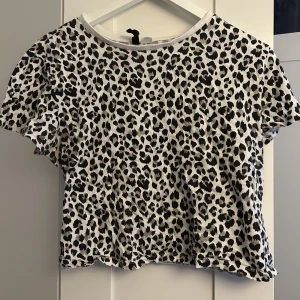 Mönstrad tröja - Säljer för den inte används. 