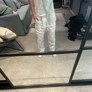 Vita linne byxor - Säljer mina vita linne byxor för jag tycker dem är för baggy, dem har inga hål och inga fläckar, 10/10 i skick. Hör av dig för fler bilder